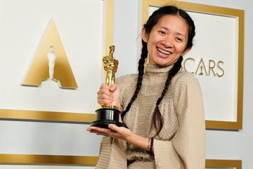Chloe Zhao posa con el Oscar a Mejor Película por Nomadland.
