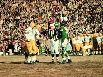 En 1960 surgió la American Football League, tuvo un gran éxito y forzó una fusión con la añeja NFL para que se diera una liga más potente y se tuviera algunos elementos extras como la creación de un Super Bowl.