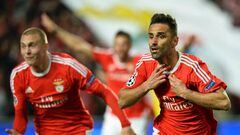 Benfica&#039;s Brazilian forward Jonas Oliveira (R) celebrates after scoring during the UEFA Champions League round of 16 football match SL Benfica vs FC Zenith Saint-Petersburg at the Luz stadium in Lisbon on February 16, 2016. / 
