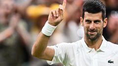 Novak Djokovic celebra su triunfo contra Stan Wawrinka en Wimbledon.