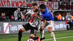 BUENOS AIRES, ARGENTINA - APRIL 10: Braian Romero of River Plate fights for the ball with Kevin Mac Allister of Argentinos Juniors during a match between River Plate and Argentinos Juniors as part of Copa de la Liga 2022 at Estadio Monumental Antonio Vespucio Liberti on April 10, 2022 in Buenos Aires, Argentina. (Photo by Marcelo Endelli/Getty Images)
