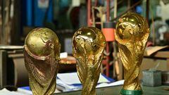 El trofeo de la Copa Mundial de la FIFA fue usado por primera vez en 1974. Está hecho de oro de 18 quilates con una base de malaquita, y representa a dos figuras humanas sosteniendo la Tierra.