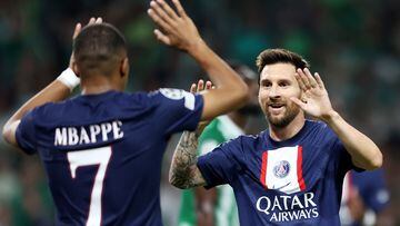 Haifa (Israel), 14/09/2022.- Lionel Messi (R) of PSG celebrates with teammate Kylian Mbappe after scoring the 1-1 during the UEFA Champions League group H soccer match between Maccabi Haifa and Paris Saint-Germain FC in Haifa, Israel, 14 September 2022. (Liga de Campeones) EFE/EPA/ABIR SULTAN
