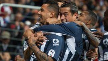 Edwin Cardona celebra su gol de Monterrey con Rogelio Funes Mori y Dorlan Pabon