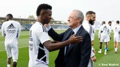 Florentino Pérez greets Vinicius before the start of the training session.