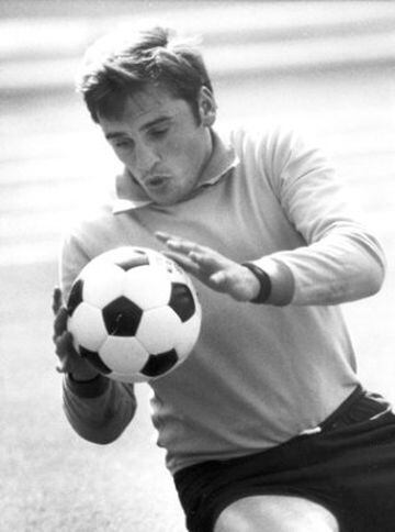Es una de las glorias del fútbol uruguayo. En 1979 llegó a Chile para jugar en Cobreloa.