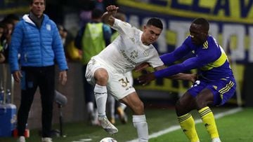 Racing Club&#039;s forward Maximiliano Lovera (L) vies for the ball with Boca Juniors&#039; Peruvian defender Luis Advincula (R) during their Argentine Professional Football League match at La Bombonera stadium in Buenos Aires, on August 29, 2021. (Photo by ALEJANDRO PAGNI / AFP)