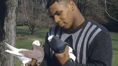 Mike Tyson posa junto a dos palomas.