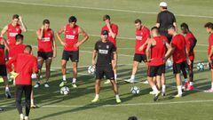 Simeone con sus jugadores durante el entrenamiento.
