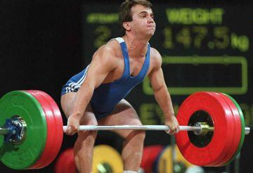 (FILES) This file photo taken on July 22, 1996 shows Turkish Olympic team Naim Suleymanoglu snatching 147.5 kg on his way to win his third Olympic weightlifting gold medal in the featherweight (64) division at the Georgia World Congress Center in Atlanta 