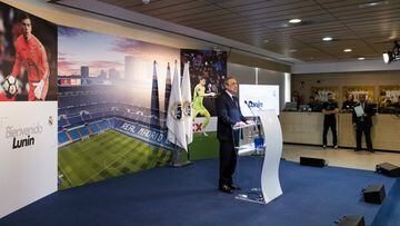 The young Ukrainian goalkeeper was presented at the Santiago Bernabéu by Florentino Pérez and accompanied by his family.