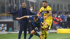 MILAN, ITALY - OCTOBER 31:  Nicolo Barella of FC Internazionale is challenged by Giuseppe Pezzella of Parma Calcio during the Serie A match between FC Internazionale and Parma Calcio at Stadio Giuseppe Meazza on October 31, 2020 in Milan, Italy.  (Photo b
