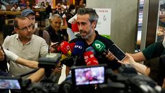 Jorge Vilda atiende a los medios de comunicación en el aeropuerto
