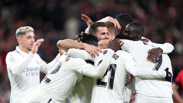 0-2. Los jugadores del Real Madrid celebran el segundo tanto que marca Toni Kroos.