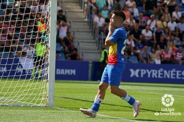 El jugador del Andorra fue el más listo de la clase. Un pase largo a la espalda de la defensa del Granada fue aprovechado por Gil para plantarse solo ante el portero y conseguir el gol para la segunda victoria de la temporada.

