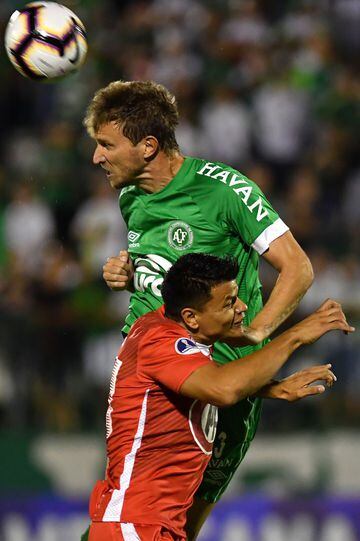 Rafael Pereira  (L) of Brazil's Chapecoense, vies for the ball with Walter Bou (R) of Chile's Union La Calera, during their 2019 Copa Sudamericana football match held at Arena Conda stadium, in Chapeco, Brazil, on February 19, 2019. (Photo by NELSON ALMEIDA / AFP)