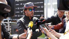 Alonso atiende a la prensa.