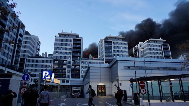 ¿Qué pasa con los coches que se han quedado atrapados en el edificio calcinado de Valencia?