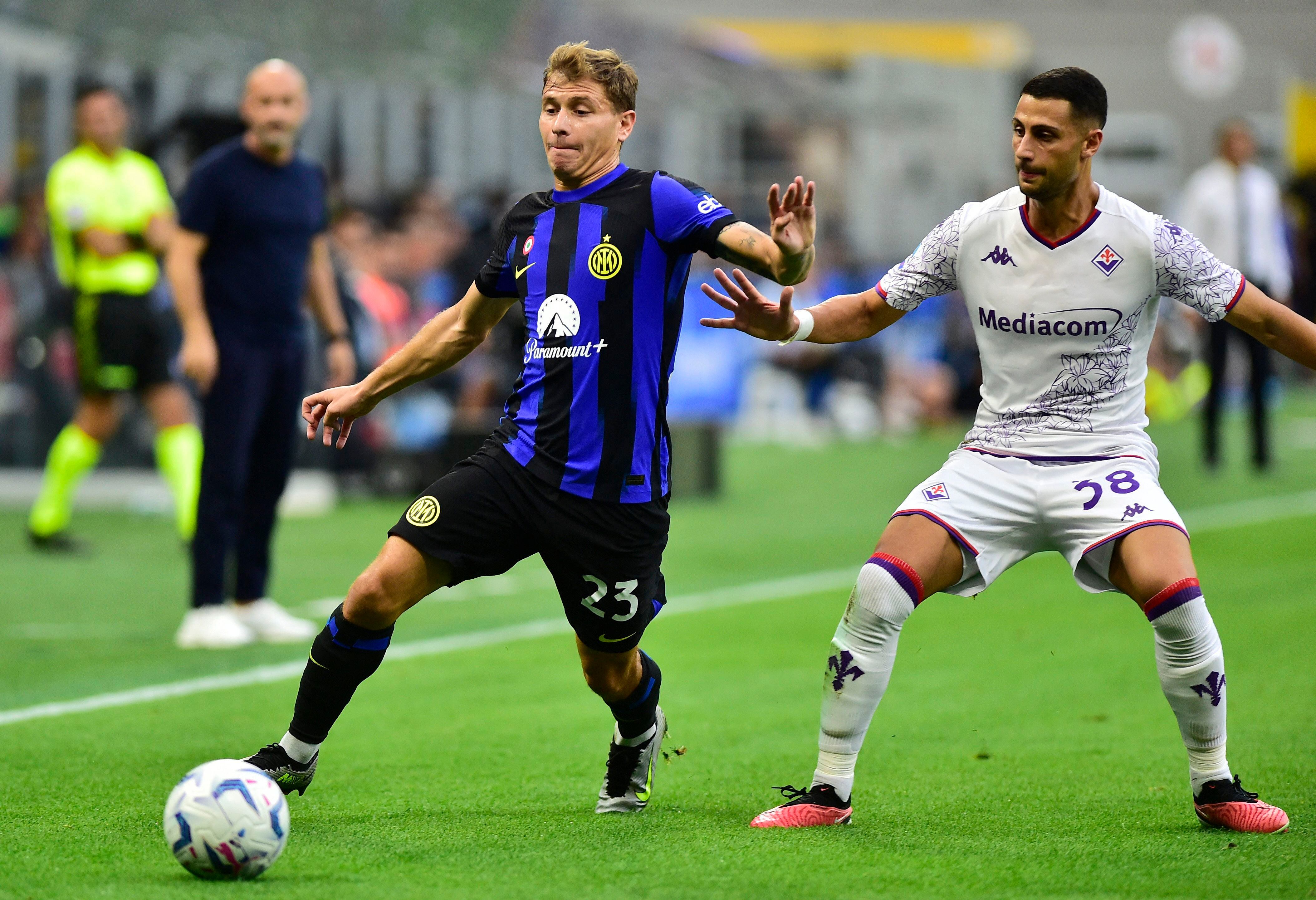 Soccer Football - Serie A - Inter Milan v Fiorentina - San Siro, Milan, Italy - September 3, 2023 Inter Milan's Nicolo Barella in action with Fiorentina's Rolando Mandragora REUTERS/Massimo Pinca