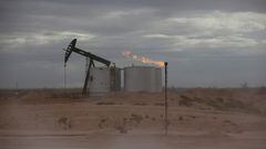 El petróleo cae pero se mantiene cerca de sus niveles más altos del año. ¿Cuánto cuesta y a cuánto se cotiza un barril de crudo Brent y West Texas Intermediate?