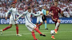 . Marseille (France), 11/06/2016.- Adam Lallana of England (C) in action against Roman Neustaedter (R) of Russia during the UEFA EURO 2016 group B preliminary round match between England and Russia at Stade Velodrome in Marseille, France, 11 June 2016.
 
