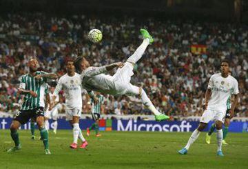 El jugador del Real Madrid trata de marcar de tijera contra el Betis en la temporada 15/16.