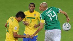Martins, en el centro, en un partido con la selecci&oacute;n brasile&ntilde;a Sub-20. A la izquierda, el madridista Casemiro rematando de cabeza 