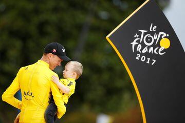 The 103-km Stage 21 from Montgeron to Paris Champs-Elysees, France - July 23, 2017 - Team Sky rider and yellow jersey Chris Froome of Britain celebrates his overall win with his son Kellan on the podium. REUTERS/Christian Hartmann