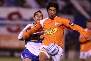 Tuvo un largo recorrido por múltiples equipos nacionales. Se retiró en Unión Temuco el 2012. Dirigió a Provincial Marga Marga de tercera división el 2014.