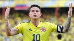 James Rodríguez de Colombia celebra su gol hoy, en un partido de las Eliminatorias Sudamericanas para la Copa Mundial de Fútbol 2026 entre Colombia y Uruguay en el estadio Metropolitano en Barranquilla.
