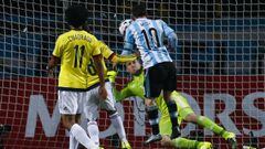 Lionel Messi ante David Ospina durante el partido entre Colombia y Argentina en la Copa Am&eacute;rica Chile 2015.