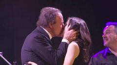 Julio Iglesias besa a una mujer en un concierto. Im&aacute;gen: Twitter