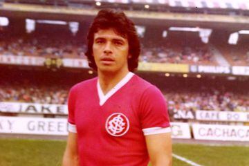 El mejor jugador de la historia del fútbol chileno es, sin ninguno duda, uno de los ídolos más grandes de la historia de este club, tanto así, que en Brasil fue considerado el "Mejor Futbolista Extranjero del Siglo XX".