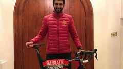 El pr&iacute;ncipe Nasser Bin Hamad Al Khalifa pos&oacute; con el maillot del Bahrain-Merida, de tonos rojizos, despu&eacute;s de conocer que el equipo bahrein&iacute; ha sido incluido en la lista de 17 equipos del UCI World Tour.