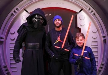 Neymar con su hijo Davide y Darth Vader.