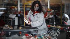 AME6051. BUENOS AIRES (ARGENTINA), 11/06/2020.- Una mujer hace compras este jueves en un supermercado de Buenos Aires (Argentina). Los precios al consumidor en Argentina registraron en mayo pasado un alza interanual del 43,4 %, inform&oacute; este jueves 
