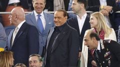 El propietario del Milan, Silvio Berlusconi, flanqueado por su hija B&aacute;rbara y por su consejero, Adriano Galliani