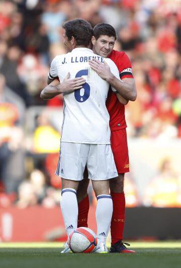 Steven Gerrard se abraza con Julio Llorente.
