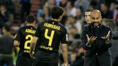 Pep Guardiola da indicaciones a Cesc Fàbregas durante su etapa en el FC Barcelona.