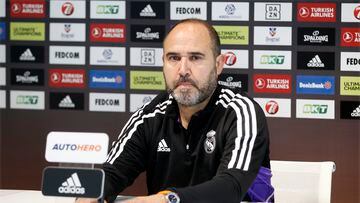 El entrenador del Real Madrid, Chus Mateo, habla en la previa del partido ante el Fernerbahçe en Turquía, correspondiente a la 11ª jornada de la Euroliga.