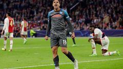 AMSTERDAM, NETHERLANDS - OCTOBER 4:  Giovanni Simeone of SSC Napoli celebrates 1-6 during the UEFA Champions League  match between Ajax v Napoli at the Johan Cruijff Arena on October 4, 2022 in Amsterdam Netherlands (Photo by Rico Brouwer/Soccrates/Getty Images)
