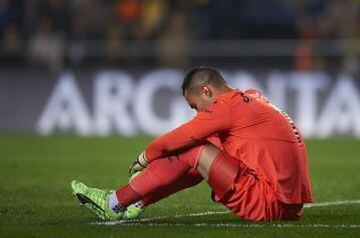 VILLARREAL, SPAIN - FEBRUARY 26:  Sergio Asenjo of Villarreal lies on the pitch injured during the La Liga match between Villarreal CF and Real Madrid at Estadio de la Ceramica on February 26, 2017 in Villarreal, Spain.  (Photo by Fotopress/Getty Images)