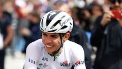 El ciclista colombiano Sergio Higuita (BORA-Transgohe), celebra su triunfo como líder de la Volta a Catalunya, tras la séptima y última etapa de la Volta, este domingo en Barcelona.