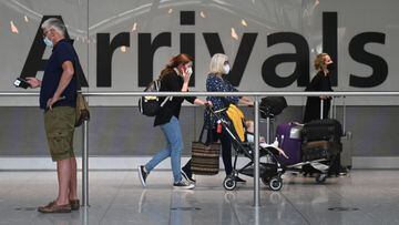 (ARCHIVOS) En esta foto de archivo tomada el 3 de junio de 2021, los pasajeros empujan su equipaje a su llegada a la Terminal 5 del aeropuerto de Heathrow en Londres. 