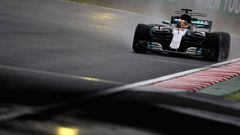 Lewis Hamilton con el Mercedes en Suzuka.